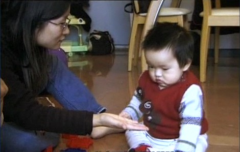 媽媽打開手, 請小孩遞手上的玩具給她 媽媽打開手, 請小孩遞手上的玩具給她
