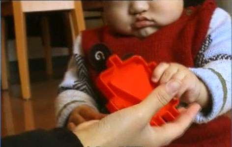 小孩遞手上的東西給你 小孩遞手上的東西給你