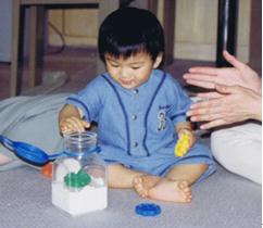 小孩把玩具放入盒 小孩把玩具放入盒