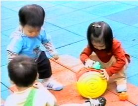 小孩喜歡和其他小孩在一起的 小孩喜歡和其他小孩在一起的