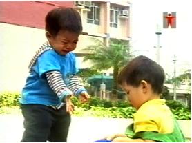 小孩會和其他小孩爭玩具 小孩會和其他小孩爭玩具